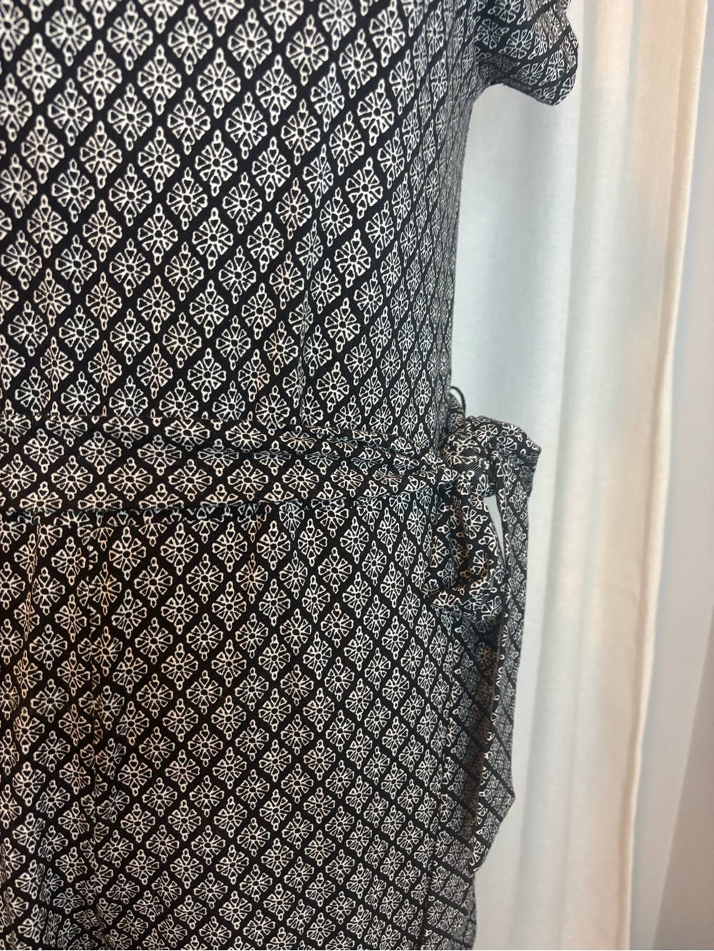 Old Navy  Women’s Black Patterned Short-Sleeve  Romper with Tie Waist - Picture 3 of 8